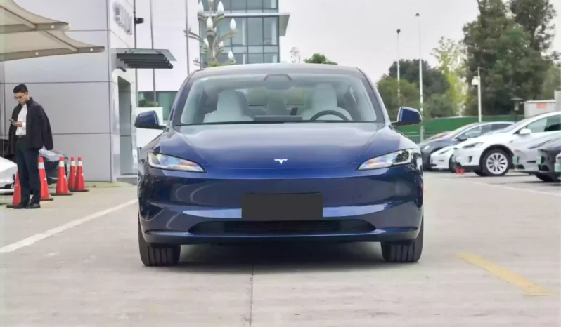 
								Tesla Model 3 full									